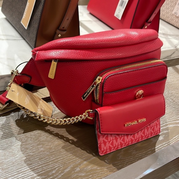 MICHAEL KORS
Maisie Large Pebbled Leather 2-in-1 Sling Pack
Bright Red
NWT - Picture 3 of 16